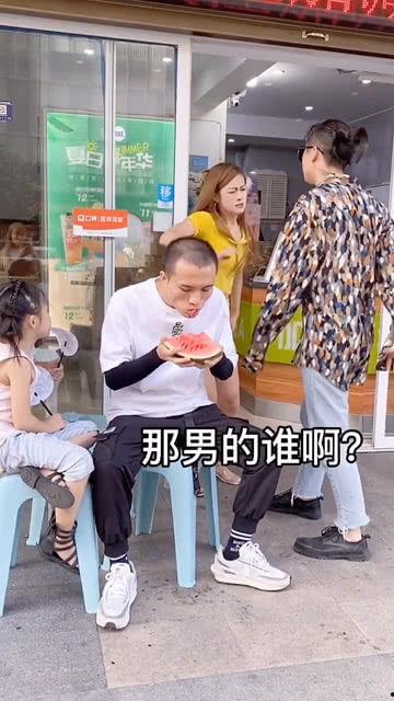 吃瓜群众看情侣亲吻