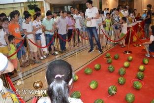 吃瓜群众吃西瓜看热闹,吃瓜群众看热闹，西瓜盛宴里的欢乐时光